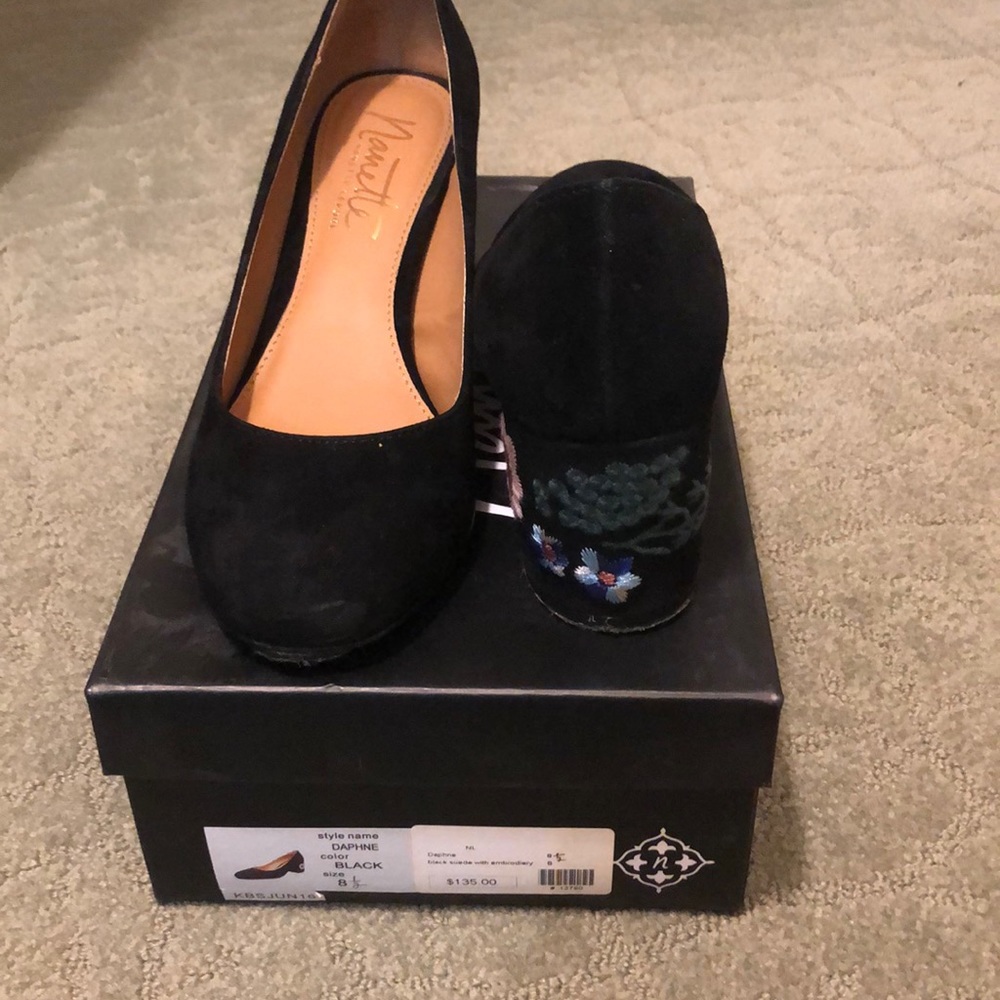 Black suede embroidered pump shoes